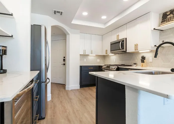 2br Cozysuites At Kierland Commons With Pool #05 Apartment