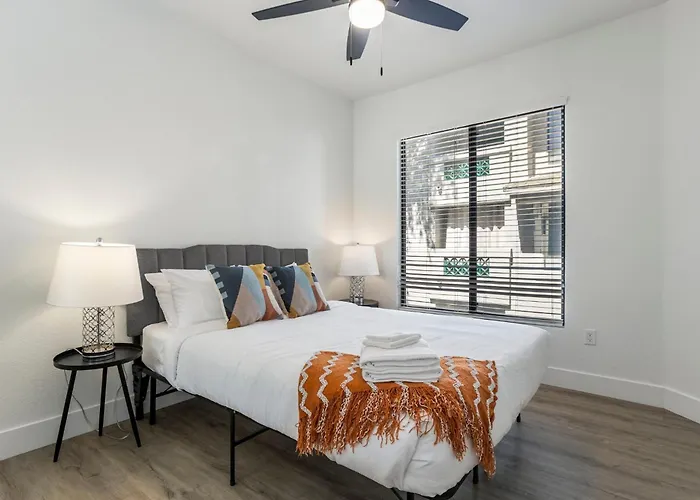 2br Cozysuites At Kierland Commons With Pool #05